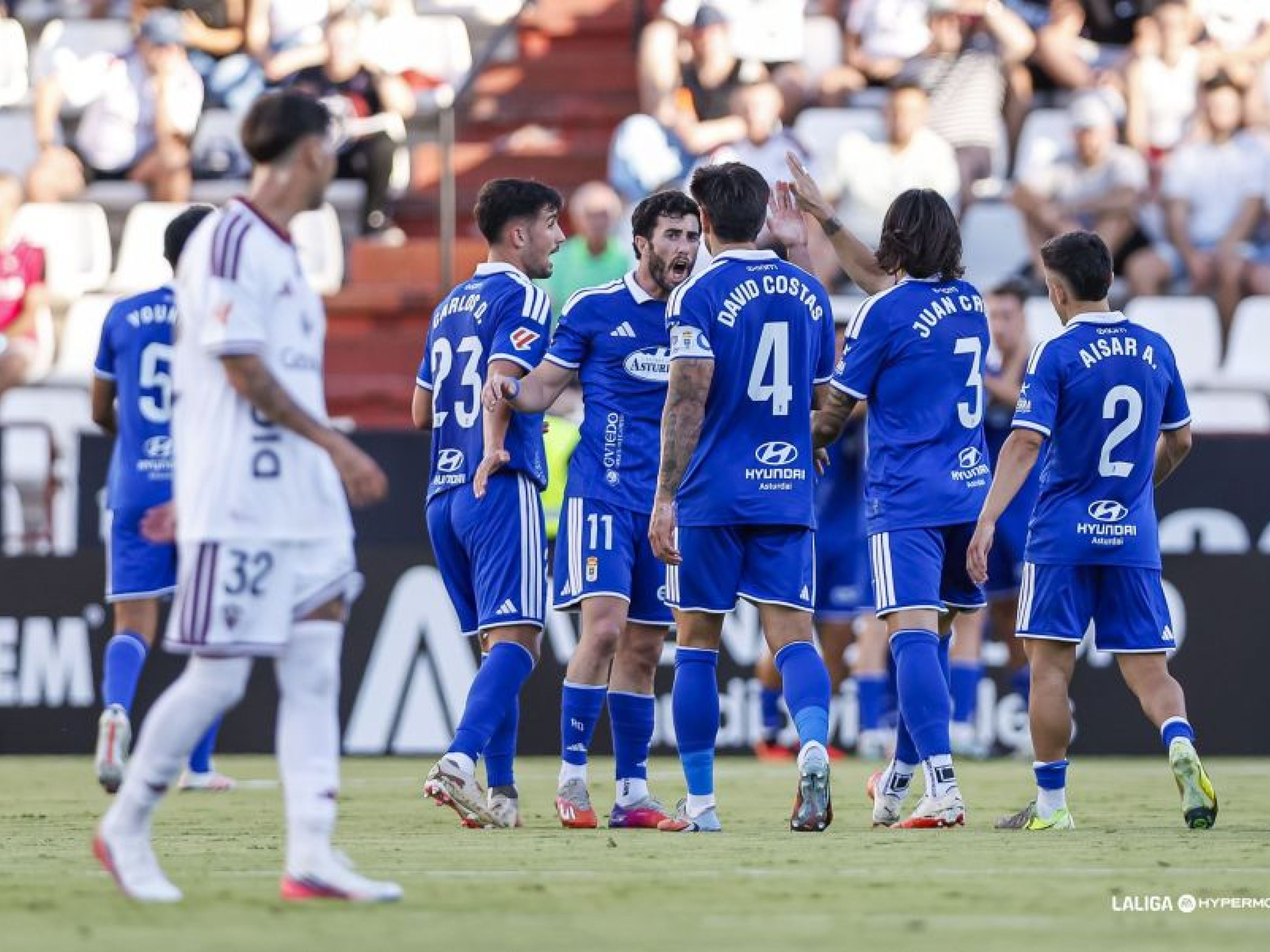 El Oviedo vence, pero no convence
